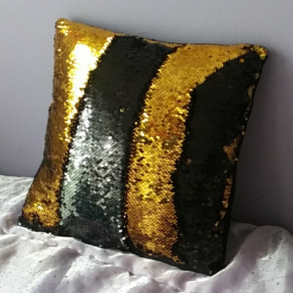 Other - 🔴5/$25 Throw Pillow w/ Reversible Sequins